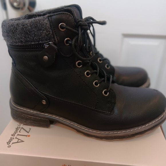boots - Picture 5 of 8